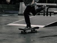 FB体育-冰与火的对决，从冰岛铁血防守到莱万的赛道争冠艺术