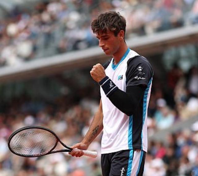 包含澳大利亚网球队绝杀法国网球队，西西帕斯打破历史纪录的词条