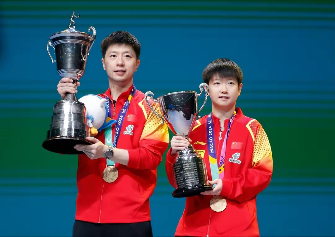 球队连续胜出，登上领奖台接受冠军奖杯的简单介绍