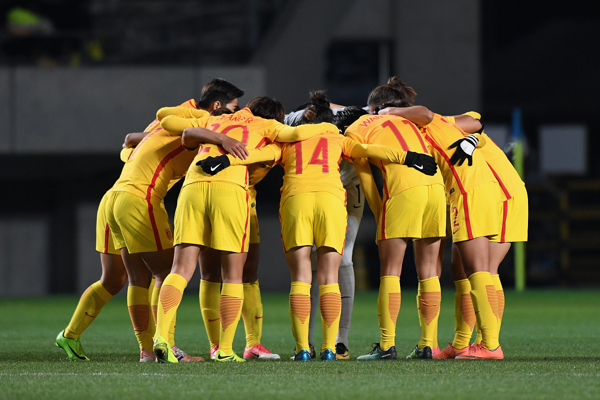 足球赛场上女球员们敢于挑战，精彩连连