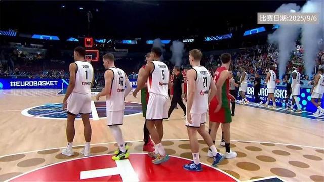 一支篮球队在最新一场比赛中惊险逆转